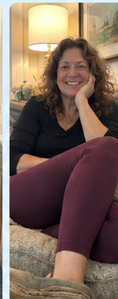 Illustrativ inomhusbild av en mogen kvinna i vinröda leggings